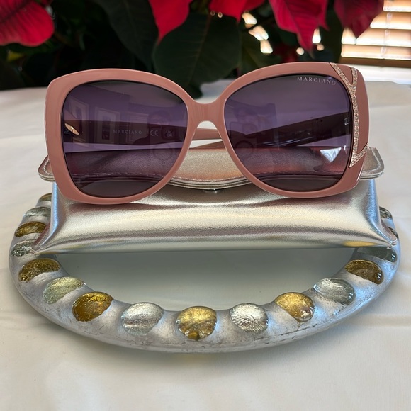 Marciano designer sunglasses style: GM0821 color 72B - Picture 1 of 5